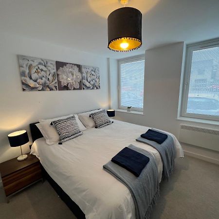 Modern 2 Bedroom Apt Sleeps 6 - Near Gloucester Eksteriør bilde