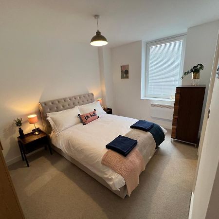 Modern 2 Bedroom Apt Sleeps 6 - Near Gloucester Eksteriør bilde