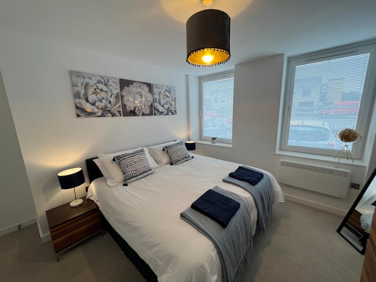 Modern 2 Bedroom Apt Sleeps 6 - Near Gloucester Eksteriør bilde