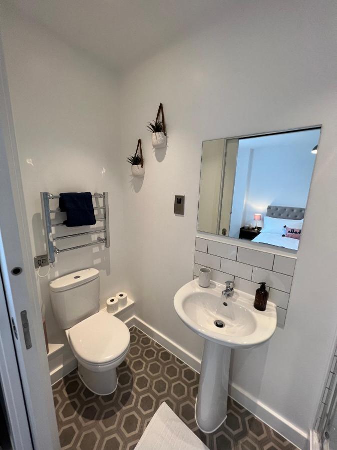 Modern 2 Bedroom Apt Sleeps 6 - Near Gloucester Eksteriør bilde