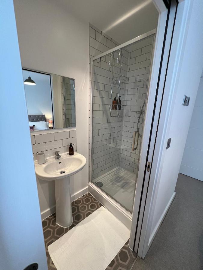 Modern 2 Bedroom Apt Sleeps 6 - Near Gloucester Eksteriør bilde