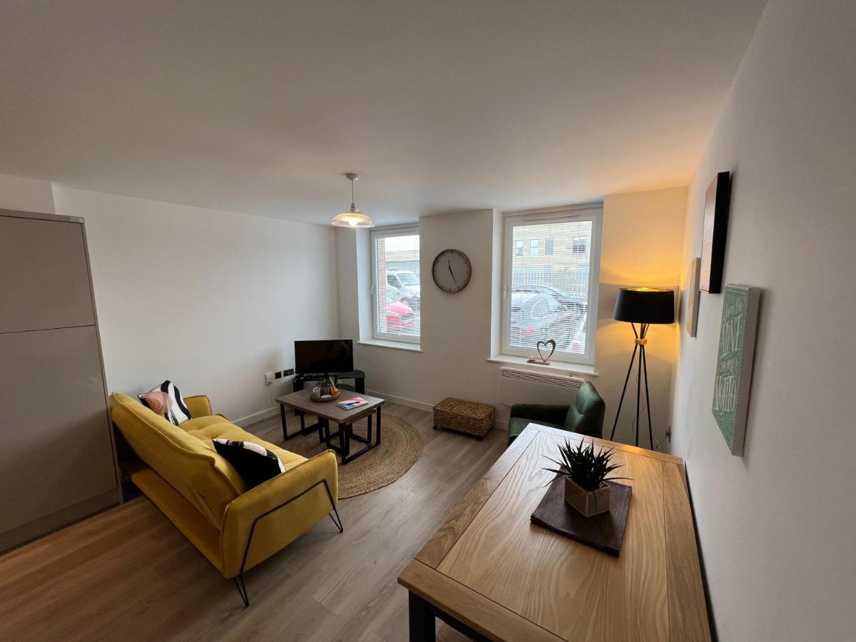 Modern 2 Bedroom Apt Sleeps 6 - Near Gloucester Eksteriør bilde